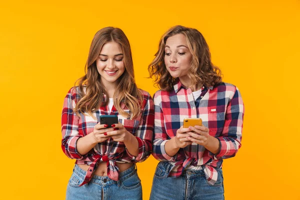 Imagen Dos Chicas Guapas Jóvenes Con Camisas Cuadros Sonriendo Usando — Foto de Stock