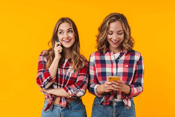 Imagen Dos Chicas Guapas Jóvenes Con Camisas Cuadros Sonriendo Usando — Foto de Stock