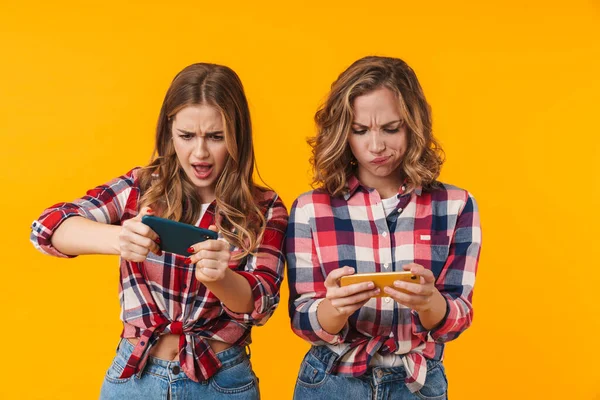 Imagem Duas Jovens Meninas Bonitas Vestindo Camisas Xadrez Divertindo Jogando — Fotografia de Stock