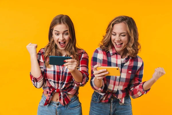 Imagen Dos Chicas Hermosas Jóvenes Usando Camisas Cuadros Divirtiéndose Jugando — Foto de Stock