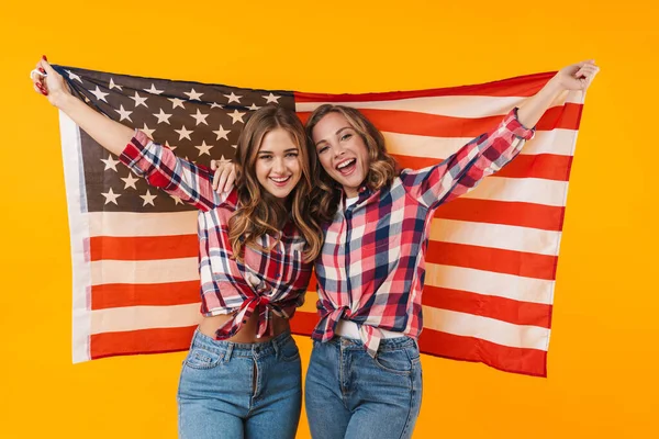 Obrázek Dvou Mladých Krásných Dívek Kostkovaných Košilích Úsměvem Americkou Vlajkou — Stock fotografie