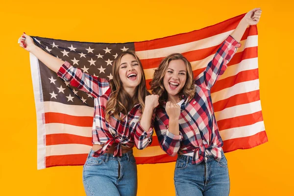 Imagem Duas Jovens Meninas Bonitas Vestindo Camisas Xadrez Sorrindo Bandeira — Fotografia de Stock