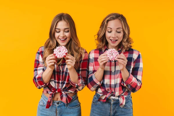 Imagen Dos Chicas Hermosas Jóvenes Con Camisas Cuadros Divirtiéndose Comiendo — Foto de Stock