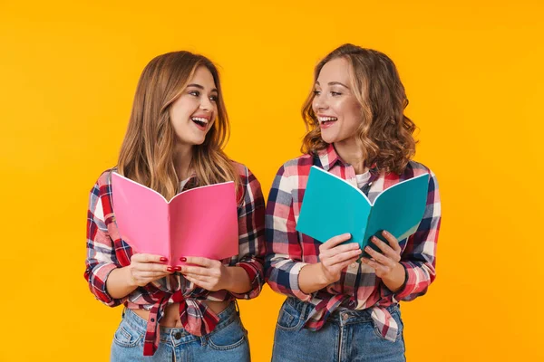 Image Deux Jeunes Belles Filles Portant Des Chemises Carreaux Souriantes — Photo