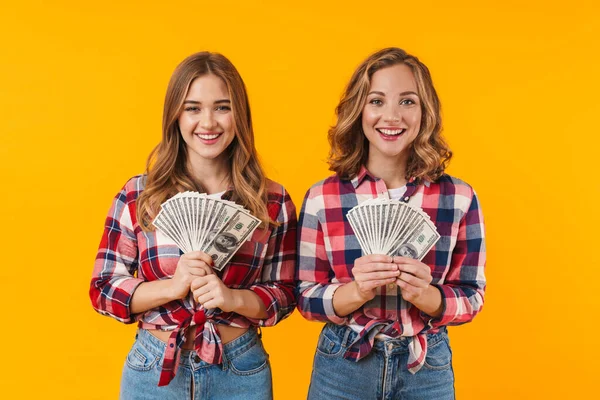 Imagen Dos Chicas Guapas Jóvenes Con Camisas Cuadros Con Billetes — Foto de Stock