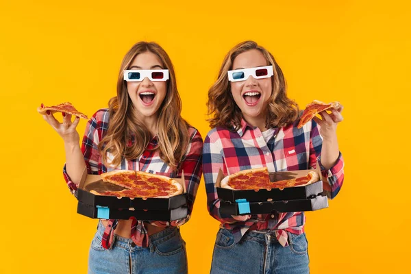 Imagem Duas Jovens Meninas Bonitas Vestindo Óculos Segurando Caixas Pizza — Fotografia de Stock