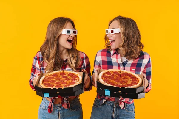 Bild Von Zwei Jungen Schönen Mädchen Mit Brille Halten Pizzakartons — Stockfoto