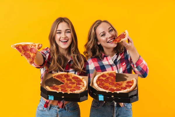 Imagem Duas Jovens Meninas Bonitas Vestindo Camisas Xadrez Comer Pizza — Fotografia de Stock