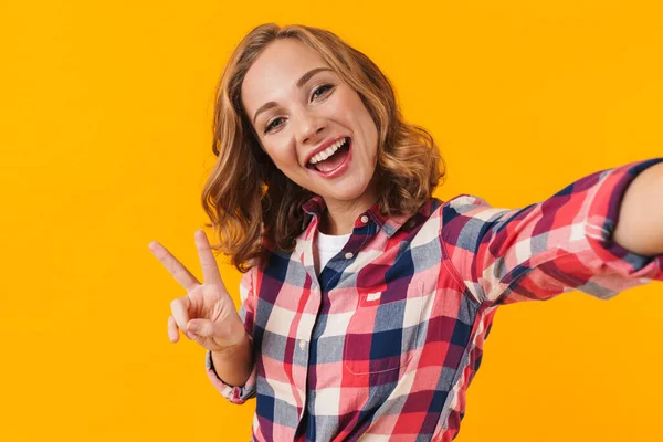 Image Une Jeune Belle Femme Portant Une Chemise Carreaux Souriante — Photo