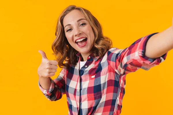 Image Une Jeune Belle Femme Portant Une Chemise Carreaux Souriante — Photo