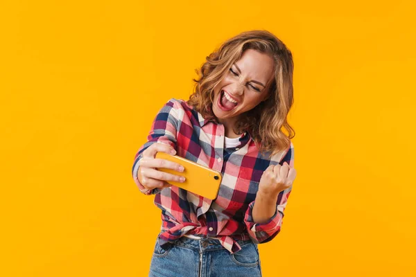 Imagen Una Joven Hermosa Mujer Con Camisa Cuadros Regocijándose Sosteniendo — Foto de Stock