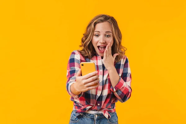 Imagen Una Joven Hermosa Mujer Con Camisa Cuadros Regocijándose Sosteniendo — Foto de Stock