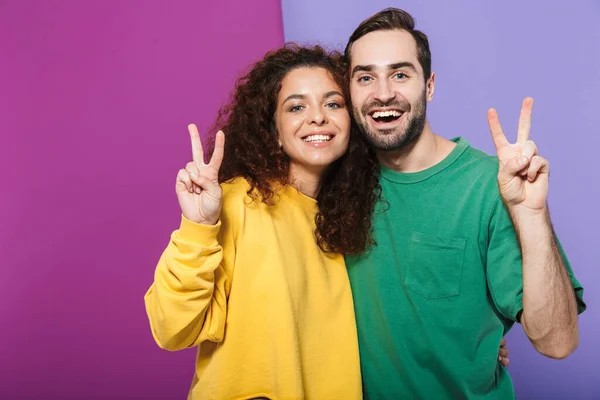 Porträt Eines Optimistischen Kaukasischen Paares Mann Und Frau Farbenfroher Kleidung — Stockfoto