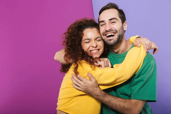 Retrato Pareja Caucásica Excitada Hombre Mujer Ropa Colorida Regocijándose Abrazándose —  Fotos de Stock