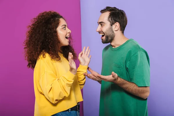 Retrato Pareja Caucásica Joven Hombre Mujer Ropa Colorida Haciendo Gestos — Foto de Stock