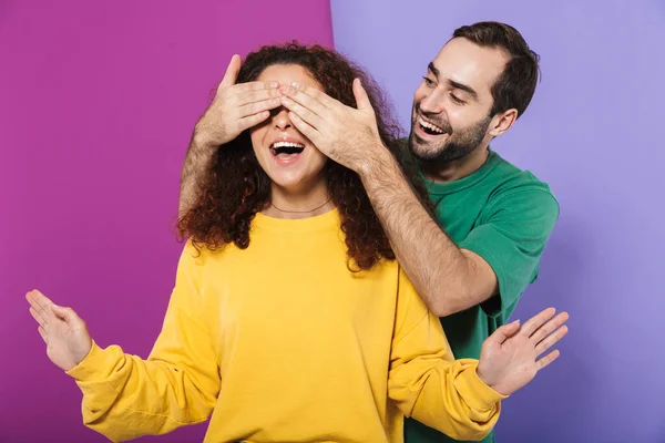 Foto Hombre Feliz Con Ropa Colorida Sonriendo Cubriendo Los Ojos — Foto de Stock