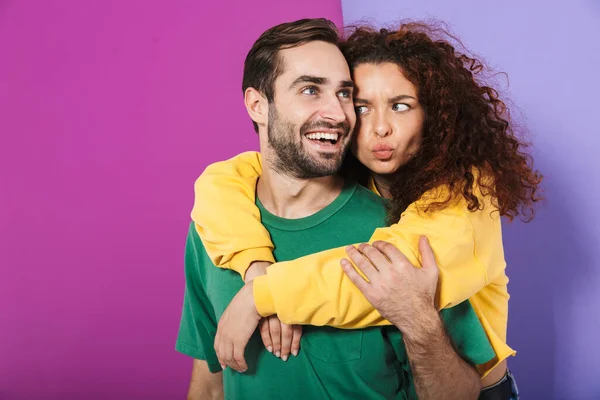 Retrato Pareja Caucásica Positiva Ropa Colorida Sonriendo Abrazándose Juntos Aislados —  Fotos de Stock