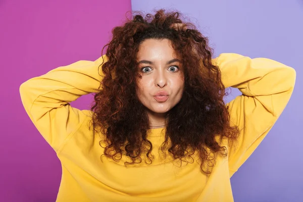 Imagen Encantadora Mujer Rizada Feliz Jurando Ropa Casual Sonriendo Agarrando —  Fotos de Stock