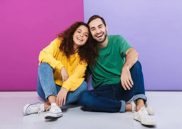 Retrato Casal Caucasiano Satisfeito Roupas Coloridas Sorrindo Abraçando Juntos Enquanto — Fotografia de Stock