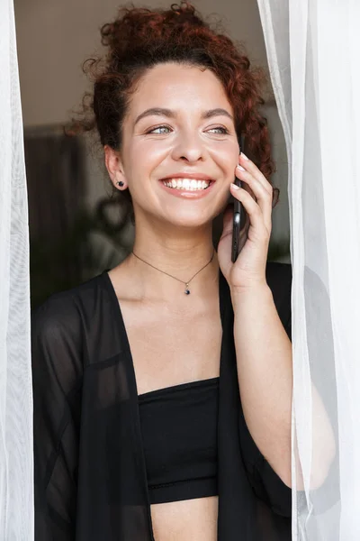 Imagem Uma Ruiva Positiva Sorrindo Jovem Senhora Roupa Banho Lingerie — Fotografia de Stock
