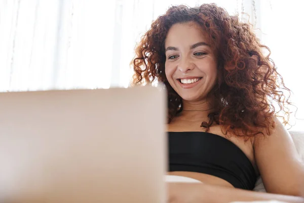 Foto Una Joven Alegre Positiva Lencería Interior Del Hotel Casa — Foto de Stock