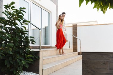 Dışarıdaki otelin yakınlarında gülümseyen duygusal bir çiftin görüntüsü..