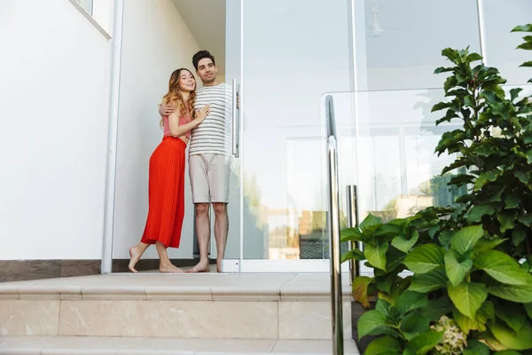 Imagen Una Alegre Pareja Feliz Amorosa Cerca Del Hotel Aire — Foto de Stock