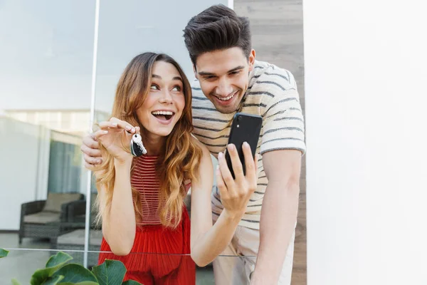 Imagem Feliz Casal Amoroso Jovem Positivo Perto Hotel Livre Falando — Fotografia de Stock