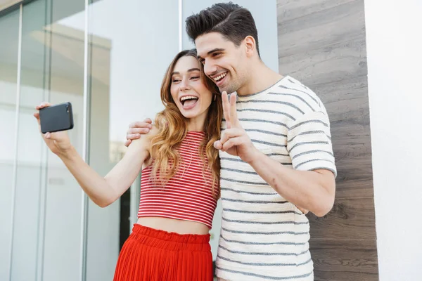 Image Cheerful Pleased Young Loving Couple Hotel Outdoors Take Selfie — Stock Photo, Image