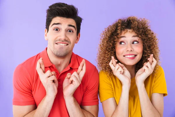 Retrato Personas Atractivas Hombre Mujer Ropa Básica Manteniendo Los Dedos — Foto de Stock