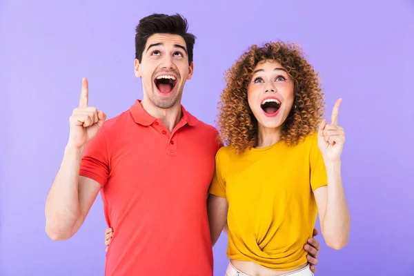 Retrato Personas Caucásicas Asombradas Hombre Mujer Ropa Básica Sonriendo Señalando — Foto de Stock