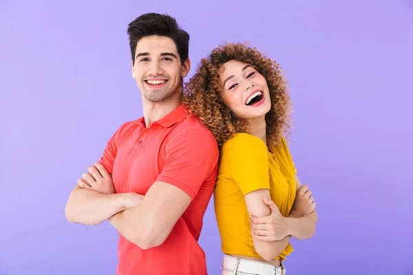 照片上美丽的高加索男人和女人 穿着基本衣服 手挽手在紫罗兰色的背景下 在相机前微笑 — 图库照片