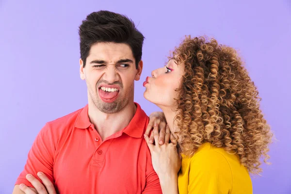 Retrato Jovem Casal Caucasiano Mulher Beijando Homem Descontente Bochecha Isolado — Fotografia de Stock