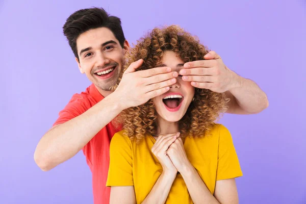 Foto Coppia Allegra Uomo Sorridente Coprendo Gli Occhi Della Donna — Foto Stock