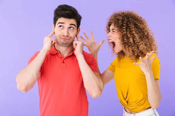 Retrato Jovem Casal Estressado Discutindo Homem Tapando Ouvidos Com Dedos — Fotografia de Stock