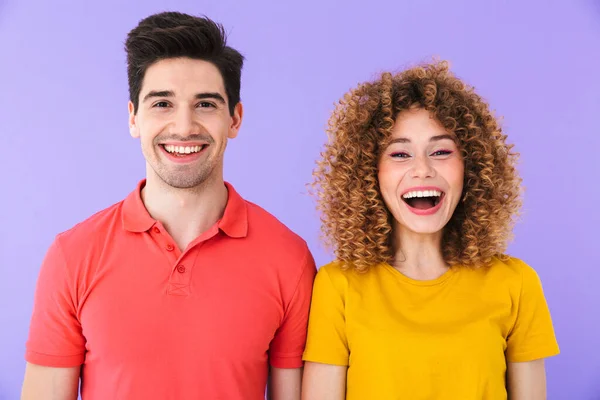 在紫罗兰色背景下 美丽的高加索男人和女人穿着基本衣服 在相机前一起欢笑的画像 — 图库照片