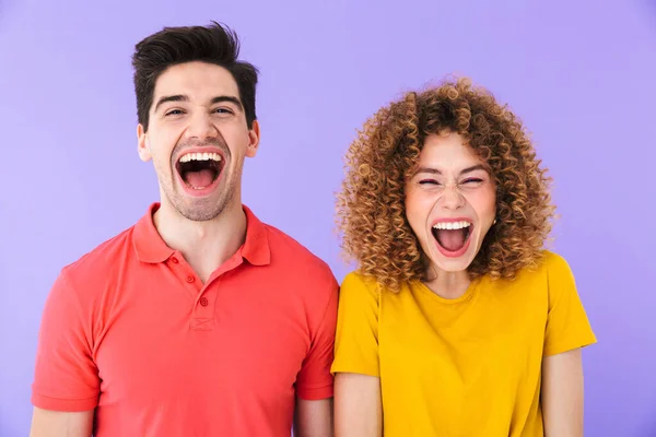 Retrato Pessoas Caucasianas Encantadas Homem Mulher Roupas Básicas Rindo Juntos — Fotografia de Stock