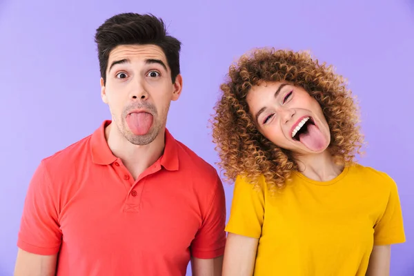 Retrato Divertidos Caucásicos Hombres Mujeres Divirtiéndose Juntos Sacando Lenguas Aisladas — Foto de Stock