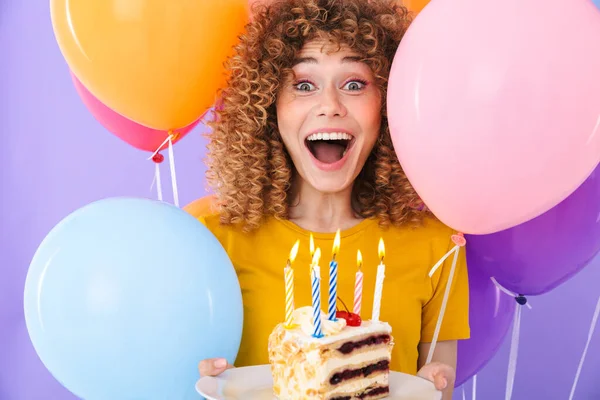 Obraz Podekscytowanej Młodej Kobiety Świętującej Urodziny Wielobarwnymi Balonami Kawałkiem Ciasta — Zdjęcie stockowe