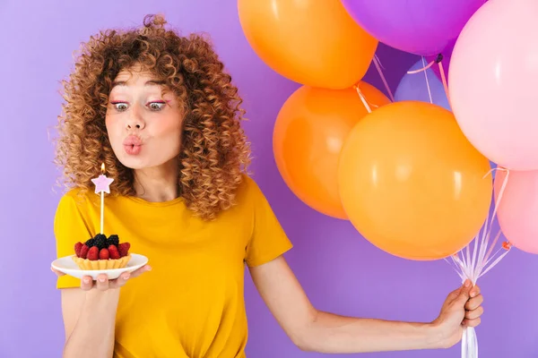 Obraz Szczęśliwej Białej Kobiety Świętującej Urodziny Wielobarwnymi Balonami Kawałkiem Ciasta — Zdjęcie stockowe
