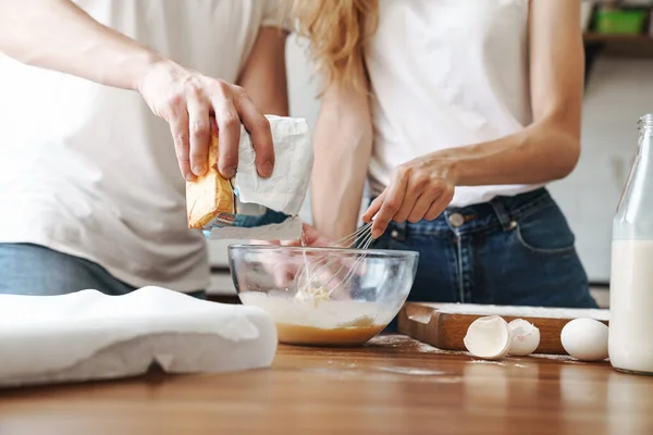 Gewassen Beeld Van Jong Paar Koken Ontbijt Het Mengen Van — Stockfoto