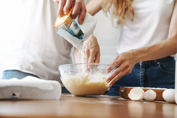 Immagine Ritagliata Bella Coppia Cucinare Prima Colazione Mescolando Pasta Cucina — Foto Stock