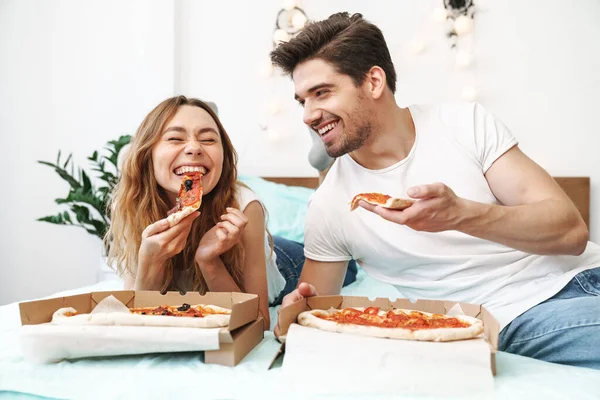 Image Caucasian Happy Couple Man Woman Lying Bed Home Eating — Stock Photo, Image