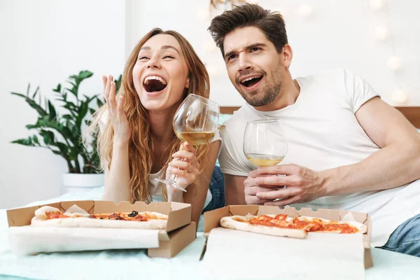 Imagen Pareja Feliz Hombre Mujer Bebiendo Vino Comiendo Pizza Mientras — Foto de Stock