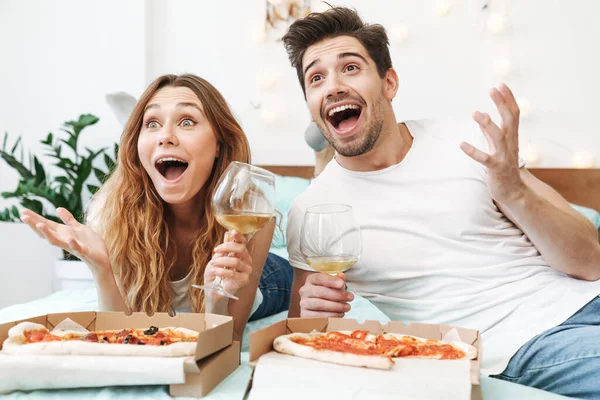 Образ Счастливой Пары Мужчины Женщины Которые Пьют Вино Едят Пиццу — стоковое фото