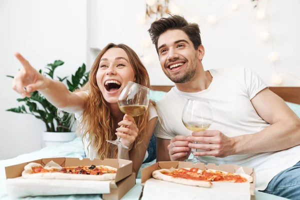 Изображение Веселой Пары Мужчин Женщин Пьющих Вино Поедающих Пиццу Лежащих — стоковое фото