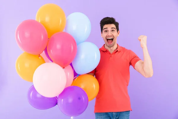 Obrázek Šťastného Radostného Muže Radující Při Stání Pestrobarevnými Vzduchovými Balónky — Stock fotografie