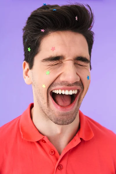 Kafkasyalı Mutlu Bir Adamın Görüntüsü Yüzünde Mor Arkaplanda Izole Edilmiş — Stok fotoğraf