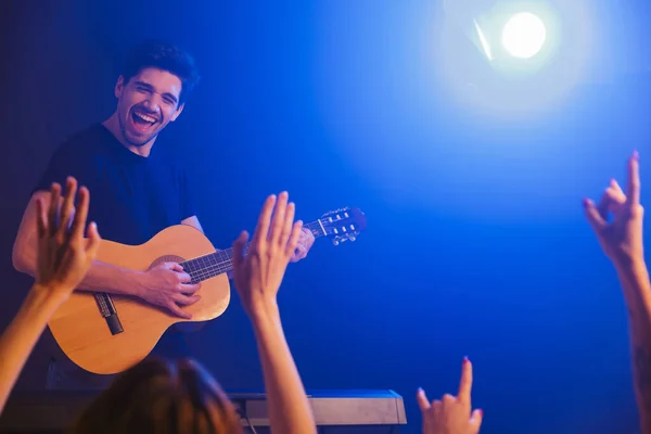 Gece Kulübünde Gitarda Çalan Yakışıklı Mutlu Genç Bir Müzisyenin Görüntüsü — Stok fotoğraf