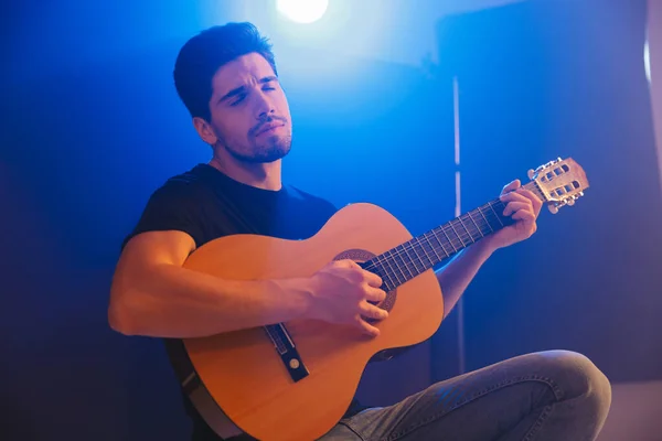 Image Handsome Serious Young Man Musician Play Guitar Scene Night — Stock Photo, Image